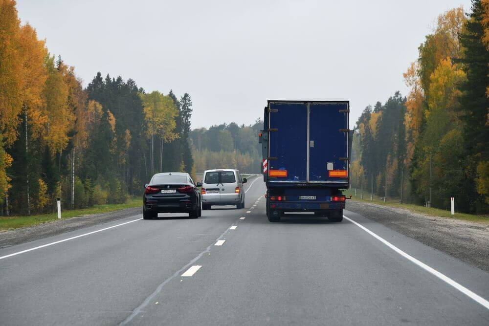 Auta wyprzedzające ciężarówki w Niemczech